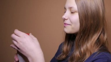 Genç kadın içme suyu, 4k video