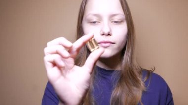 Evde, ilacı sağlıklı genç kadın 4k