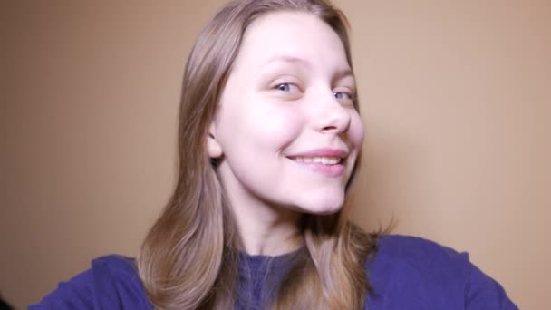 Νέοι έφηβος ηλικίας όμορφη όμορφη ξανθιά κοπέλα κάνει αυτοπορτρέτα — Αρχείο Βίντεο