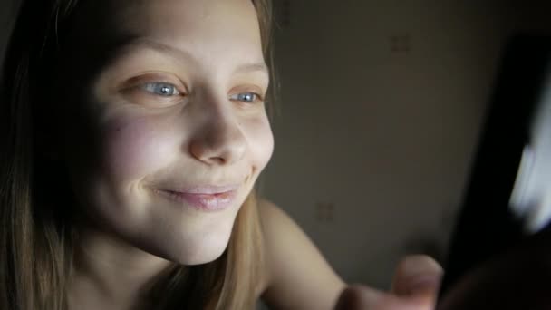 十几岁的女孩，电脑工作，并在手机上，4 k 聊天 — 图库视频影像