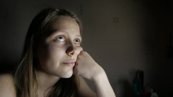 Adolescente chica trabajando en el ordenador y charlando por teléfono, 4K — Vídeo de stock