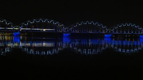 Ночной поезд на мосту, 4K — стоковое видео