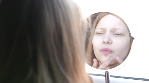 Modèle de beauté adolescente regardant dans le miroir et vérifier sa peau, l'application de maquillage. 4K — Video