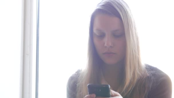 젊은 여자는 전화로 얘기, 채팅 및 게임. 4k Uhd — 비디오