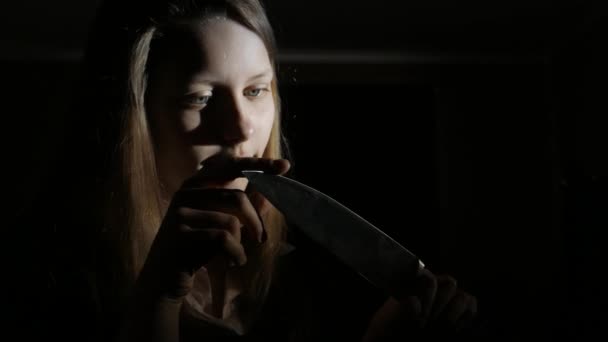 Teen ragazza con un grande coltello, horror film scena oscura, 4K UHD — Video Stock