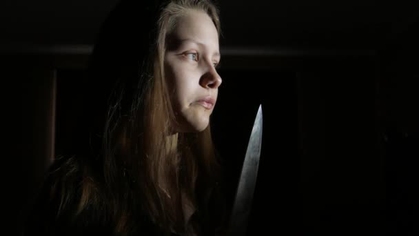 Teen ragazza con un grande coltello, horror film scena oscura, 4K UHD — Video Stock