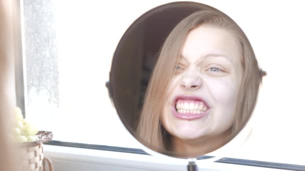 Modèle de beauté adolescente regardant dans le miroir et faisant des visages drôles. 4K — Video