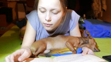 Köpekleri genç okur.