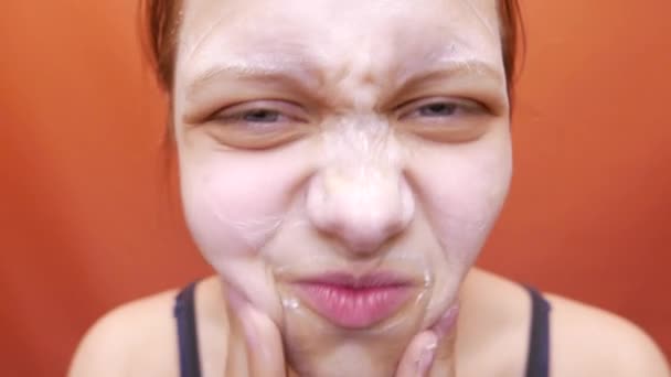 Νεαρή γυναίκα πλύνει το πρόσωπό τρίψιμο με σαπούνι απολέπισης facewash. 4k Uhd — Αρχείο Βίντεο