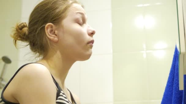 Close-up van een ernstige ongelukkig tiener meisje met een slechte ochtend, 4k — Stockvideo