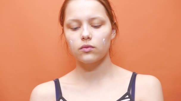Молодая женщина стирает лицо мылом для лица. 4K UHD — стоковое видео