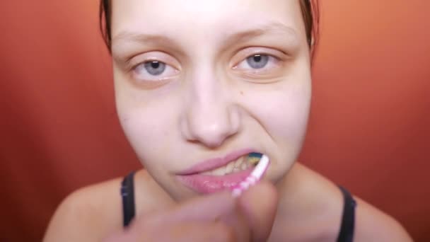 Дівчина-підліток чистить зуби, 4K — стокове відео