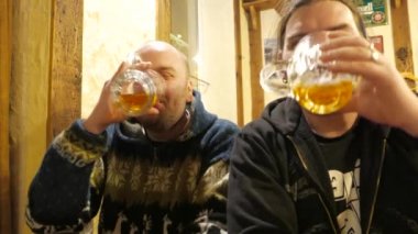 İki adam bir barda bira içip eğleniyor. 4k Uhd
