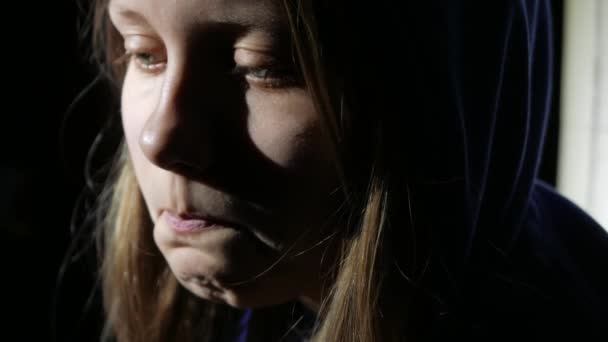 Triest tiener meisje in de buurt van denken over iets en huilen. Close-up. 4k Uhd — Stockvideo
