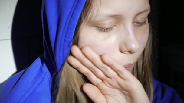 Üzgün genç kız hakkında bir şey düşünüyor ve ağlıyor. Yakın çekim. 4k Uhd — Stok video