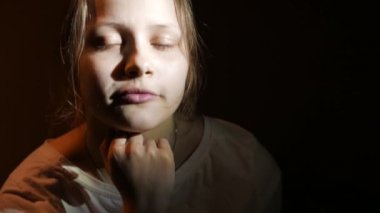 Dalgın bir gülümseyen genç kız 4k portresi Uhd