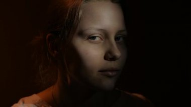 Delilik ve depresyon 4k bir durumda genç çekici kadın Uhd