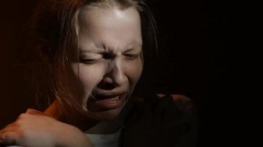 Delilik ve depresyon 4k bir durumda genç çekici kadın Uhd