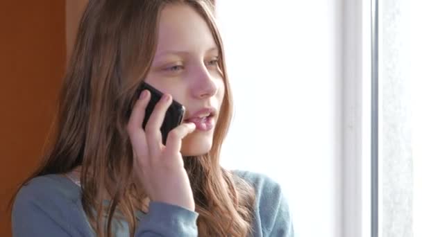 Adolescente avec un smartphone, bavarder et parler. 4K UHD . — Video