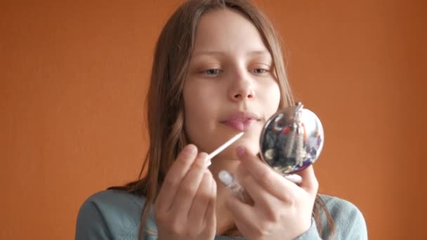 Una adolescente sonriente con lápiz labial. 4K UHD — Vídeos de Stock