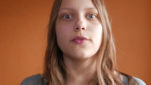 Üzgün ve mutsuz genç kız bir fotoğraf makinesi öfke ile konuşuyor. 4k Uhd — Stok video