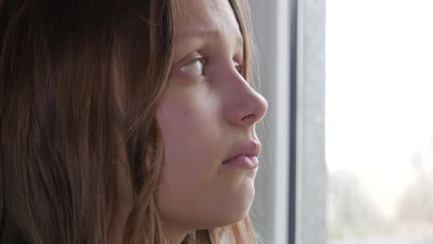 Chica deprimida en casa. Chica triste cerca de la ventana. 4K UHD . — Vídeos de Stock