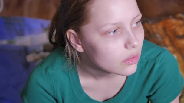 Triste adolescente ragazza guardando la tv, 4K UHD — Video Stock