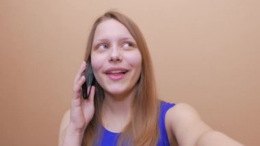Genç ve çok duygusal genç kız bir telefonla iletişim kurar. 4k Uhd.