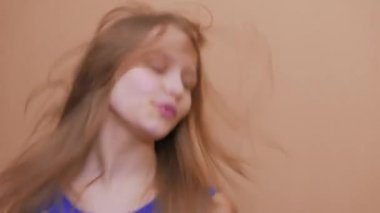 Genç kız dans ve evde şarkı. 4k Uhd.