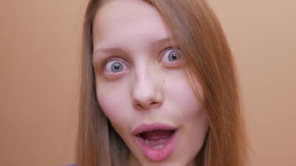 Menina adolescente se divertindo e tirando selfies com rostos engraçados, 4K UHD . — Vídeo de Stock