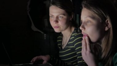 Anne ve kızı laptop oturan ve birlikte eğlenmek. 4k Uhd.