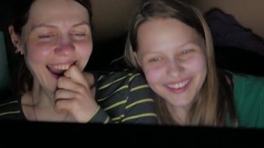 Anne ve kızı laptop oturan ve birlikte eğlenmek. 4k Uhd.