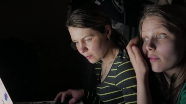 Mère et fille assis à l'ordinateur portable et s'amuser ensemble. 4K UHD .