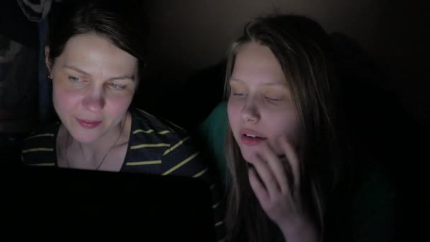 Mère et fille assis à l'ordinateur portable et s'amuser ensemble. 4K UHD .