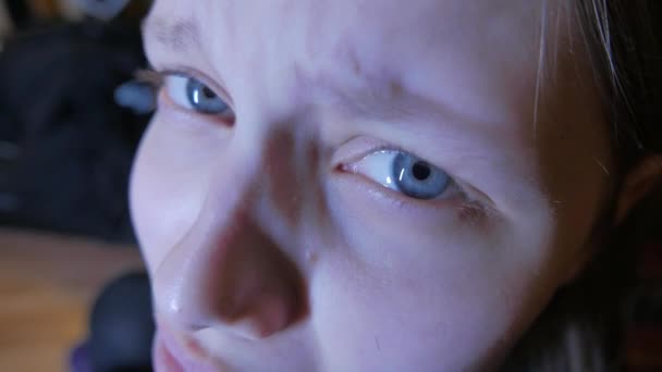 Closeup ενός προσώπου δυστυχισμένος έφηβος κορίτσι. 4k Uhd. — Αρχείο Βίντεο