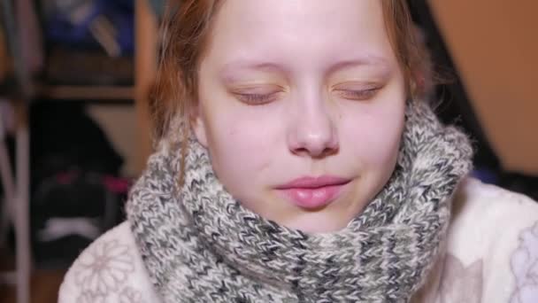 Ragazza adolescente che ha l'influenza o il raffreddore. 4K UHD — Video Stock