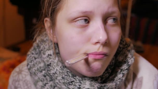 Adolescente ayant une grippe ou un rhume. Utilisation du thermomètre, 4K UHD — Video