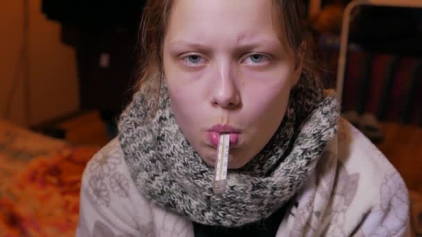 Adolescente ayant une grippe ou un rhume. Utilisation du thermomètre, 4K UHD — Video