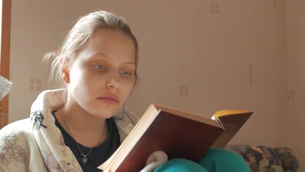 Chica adolescente leyendo un libro. 4K UHD — Vídeo de stock