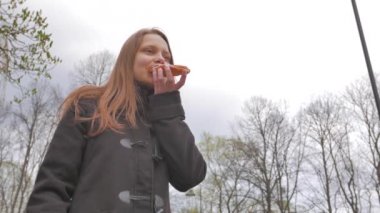 Genç kız bir kek ya da pasta yeme. 4k Uhd