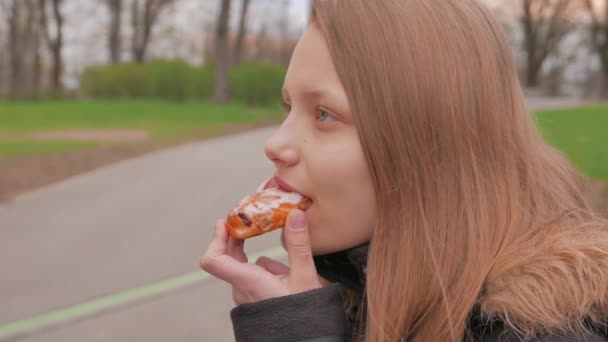 Chica adolescente comiendo un pastel o tarta. 4K UHD — Vídeo de stock