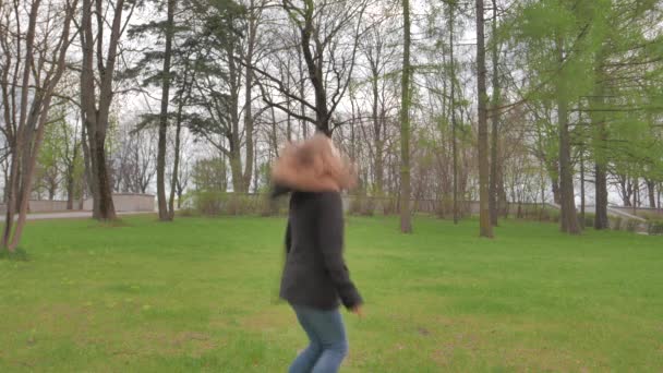 Adolescente dançando em um parque. 4K UHD . — Vídeo de Stock