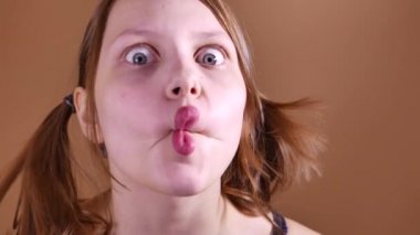 Duygusal mutlu genç kız Komik suratlar, dans ve having fun olun. Pozitifliği ve sevinç ifade ediyorum. 4k Uhd