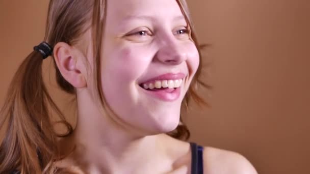 Gros plan portrait d'une drôle attrayant rire adolescent fille. 4K UHD — Video