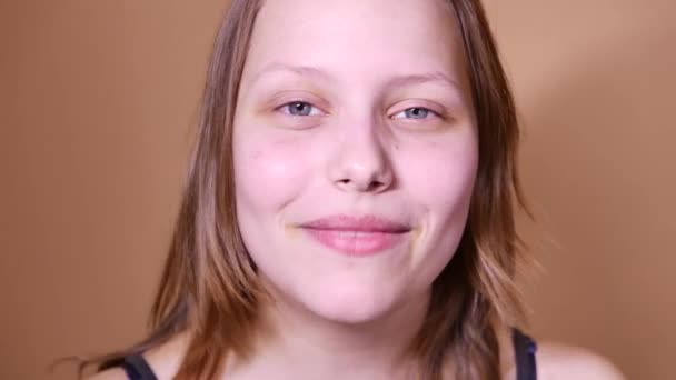 Portrait rapproché d'une adolescente drôle et séduisante émotionnelle. 4K UHD — Video