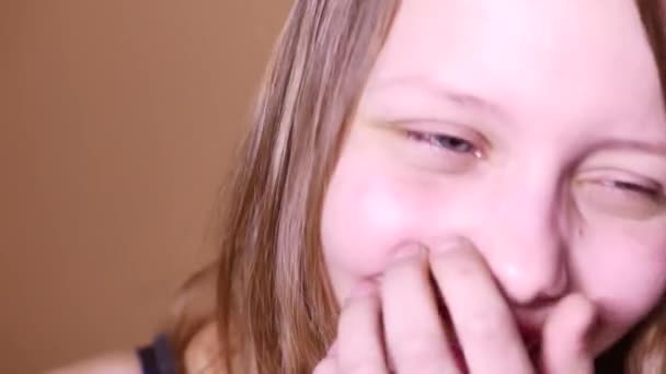 Closeup πορτρέτο του ένα συναισθηματικό ελκυστικό κορίτσι έφηβος γέλιο. 4k Uhd — Αρχείο Βίντεο