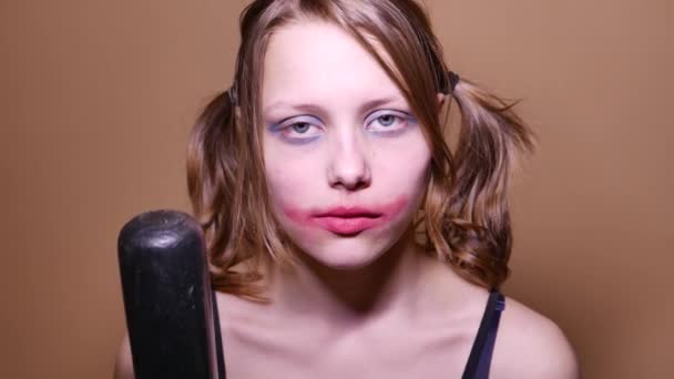 Девушка-подросток с бейсбольной битой. Молодой антисоциальный хулиган с грязным макияжем. 4K UHD — стоковое видео