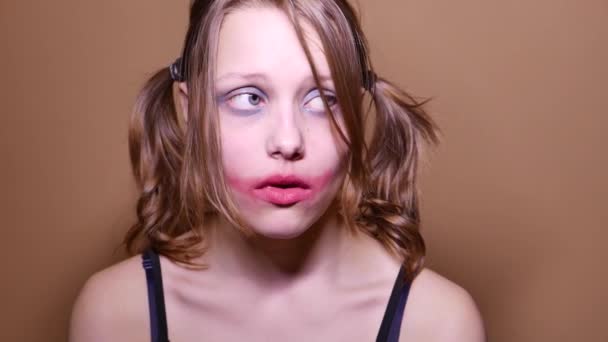 Chica adolescente haciendo gesto ofensivo. Joven gamberro antisocial con maquillaje sucio. 4K UHD — Vídeo de stock