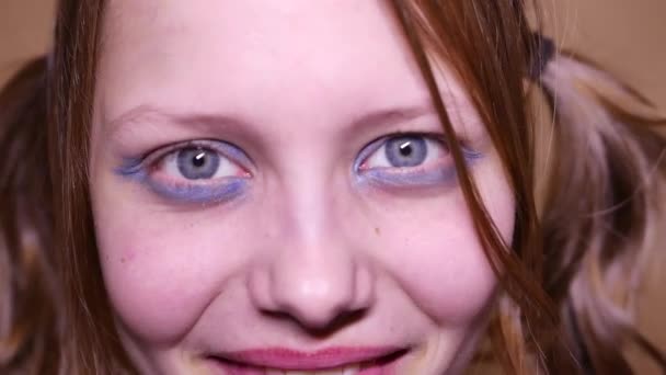 Psycho teen tjej med en smutsig makeup. På nära håll. 4k Uhd. — Stockvideo