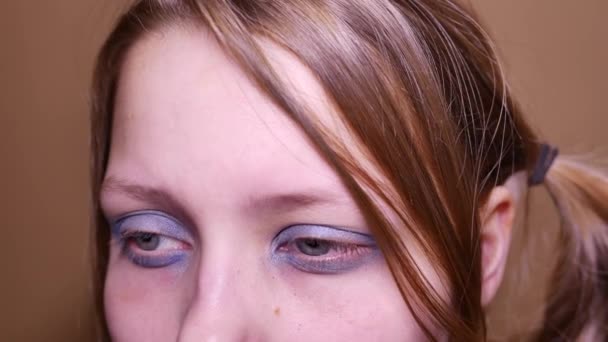 Κατάθλιψη έφηβος είναι λυπημένος και ένοχος. Closeup πορτρέτο. 4k Uhd. — Αρχείο Βίντεο